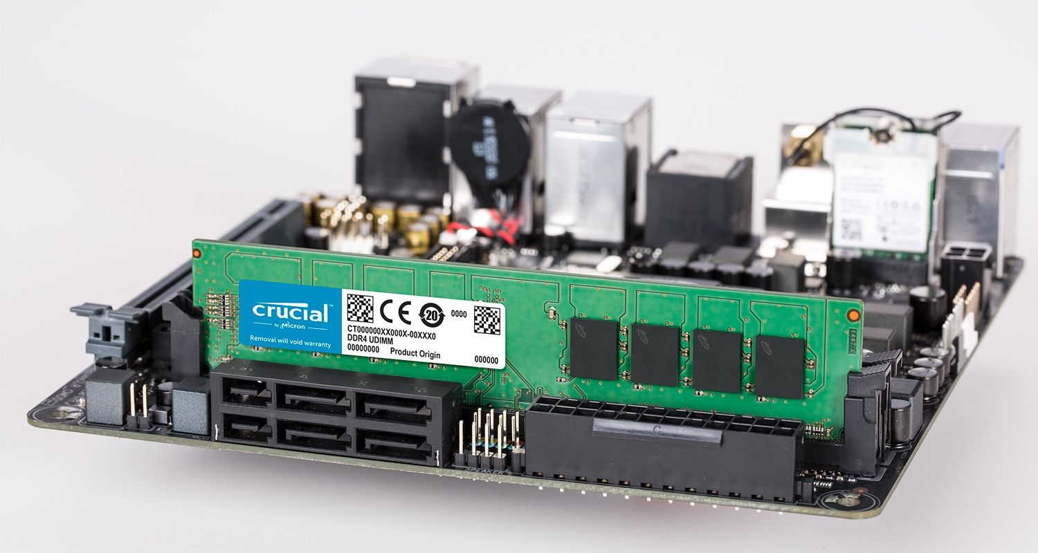 Ein Crucial-Arbeitsspeichermodul und ein Motherboard.
