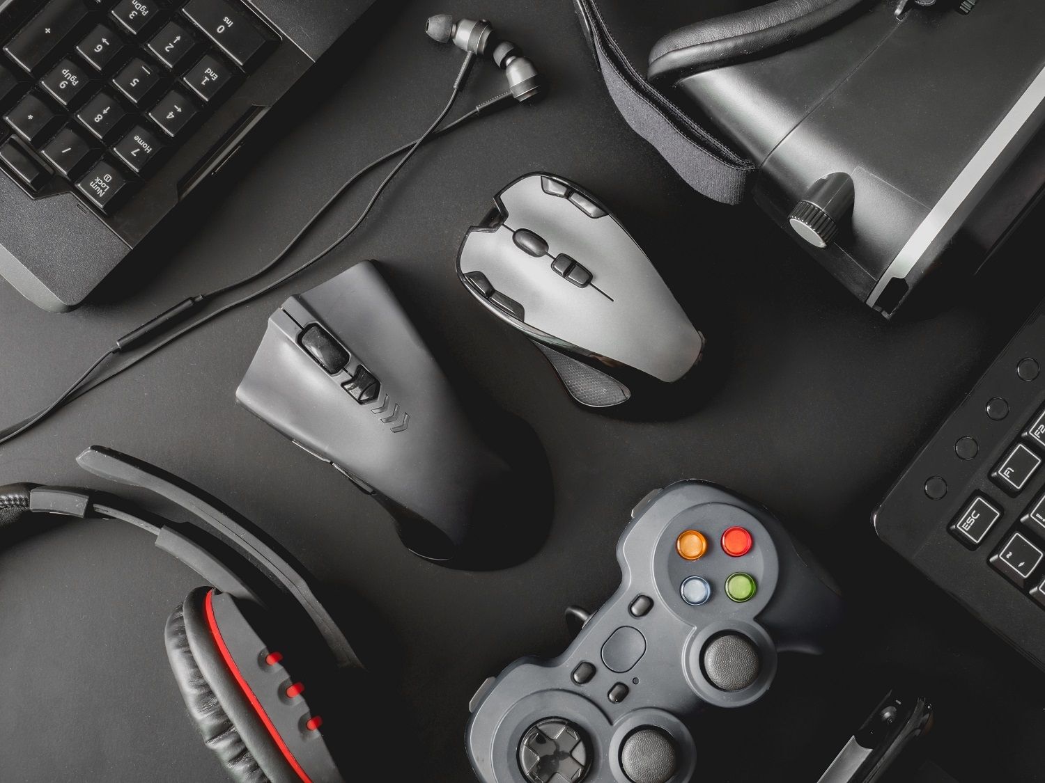 电竞电脑周边装置包括滑鼠、键盘、电竞耳机、游戏控制器与 VR 头罩组
