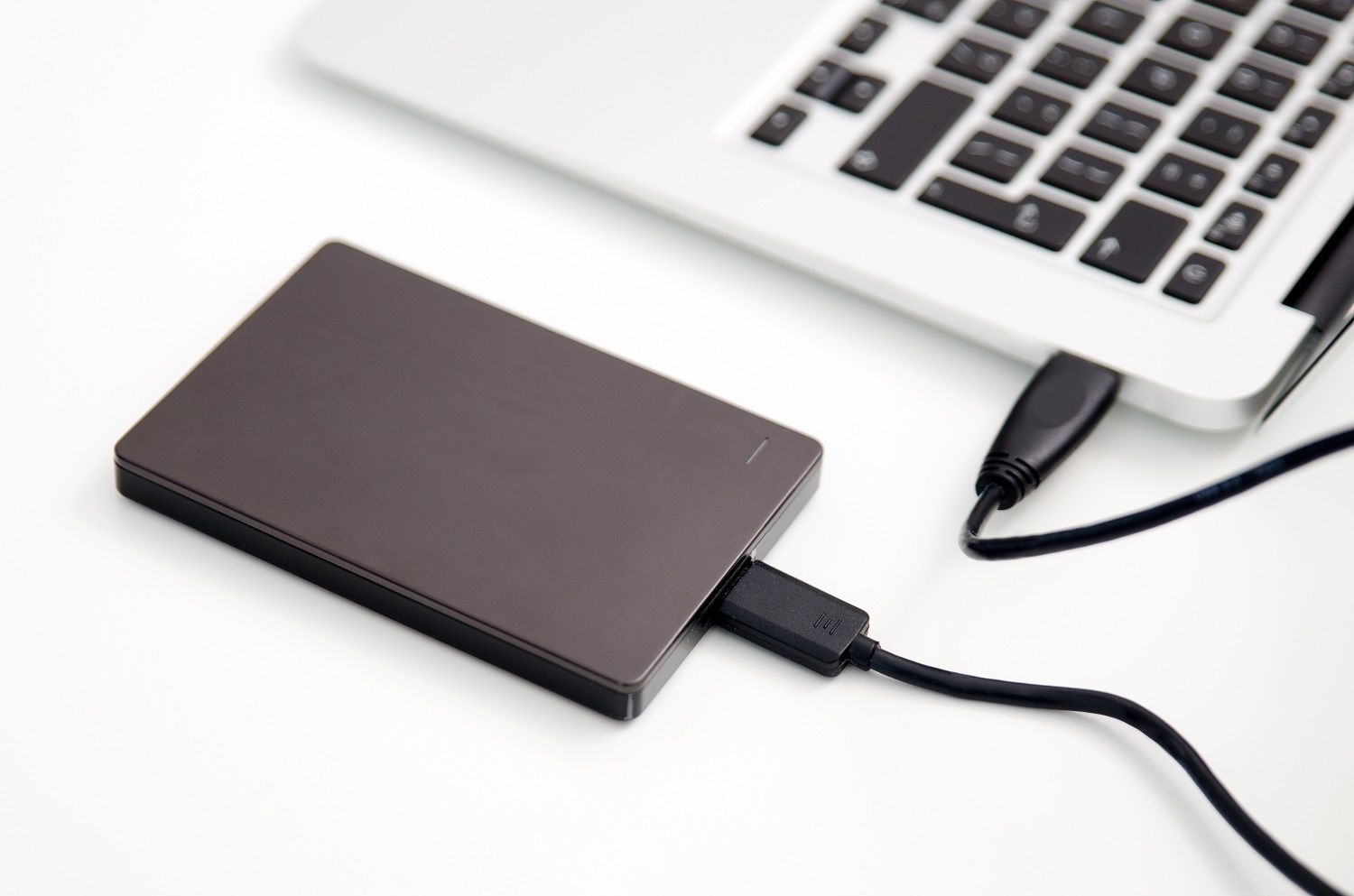 外接硬碟連接到筆記型電腦上,有助於儲存不常使用的檔案以釋出更多儲存空間。