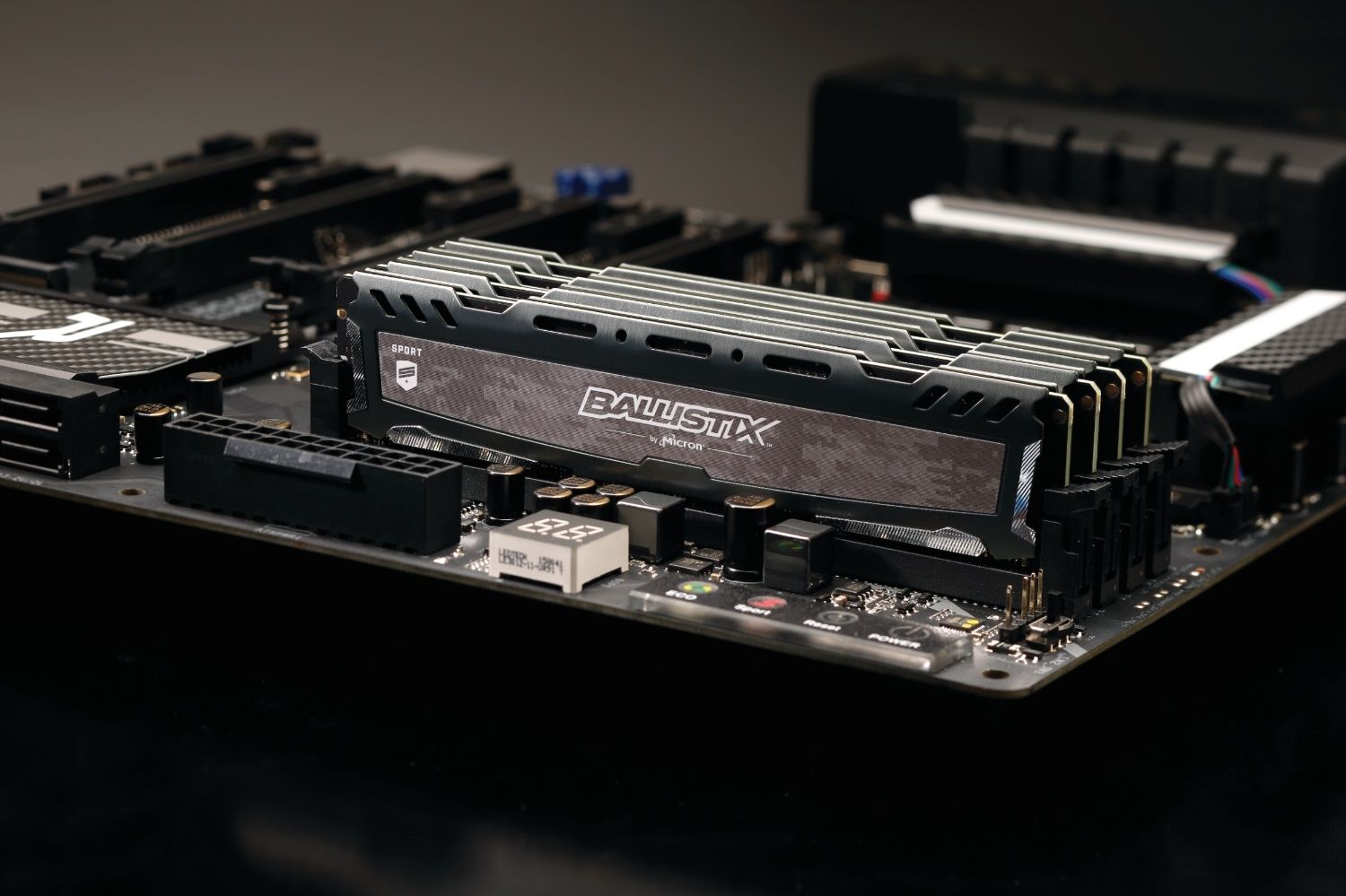 Ballistix Speicher, der auf einer freigelegten Hauptplatine installiert ist