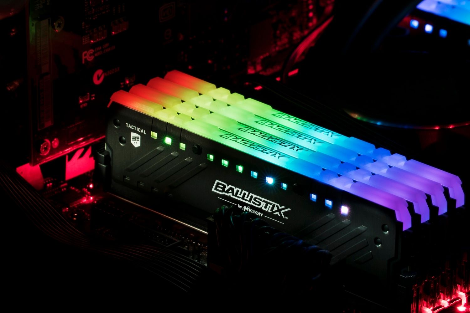 Tactical Tracer Gaming-RAM mit Regenbogen-LEDs, der auf einer freigelegten Hauptplatine installiert ist