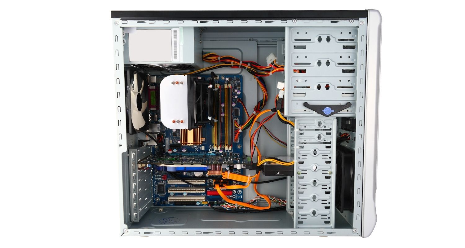 Computador com lateral do gabinete removida e componentes internos expostos