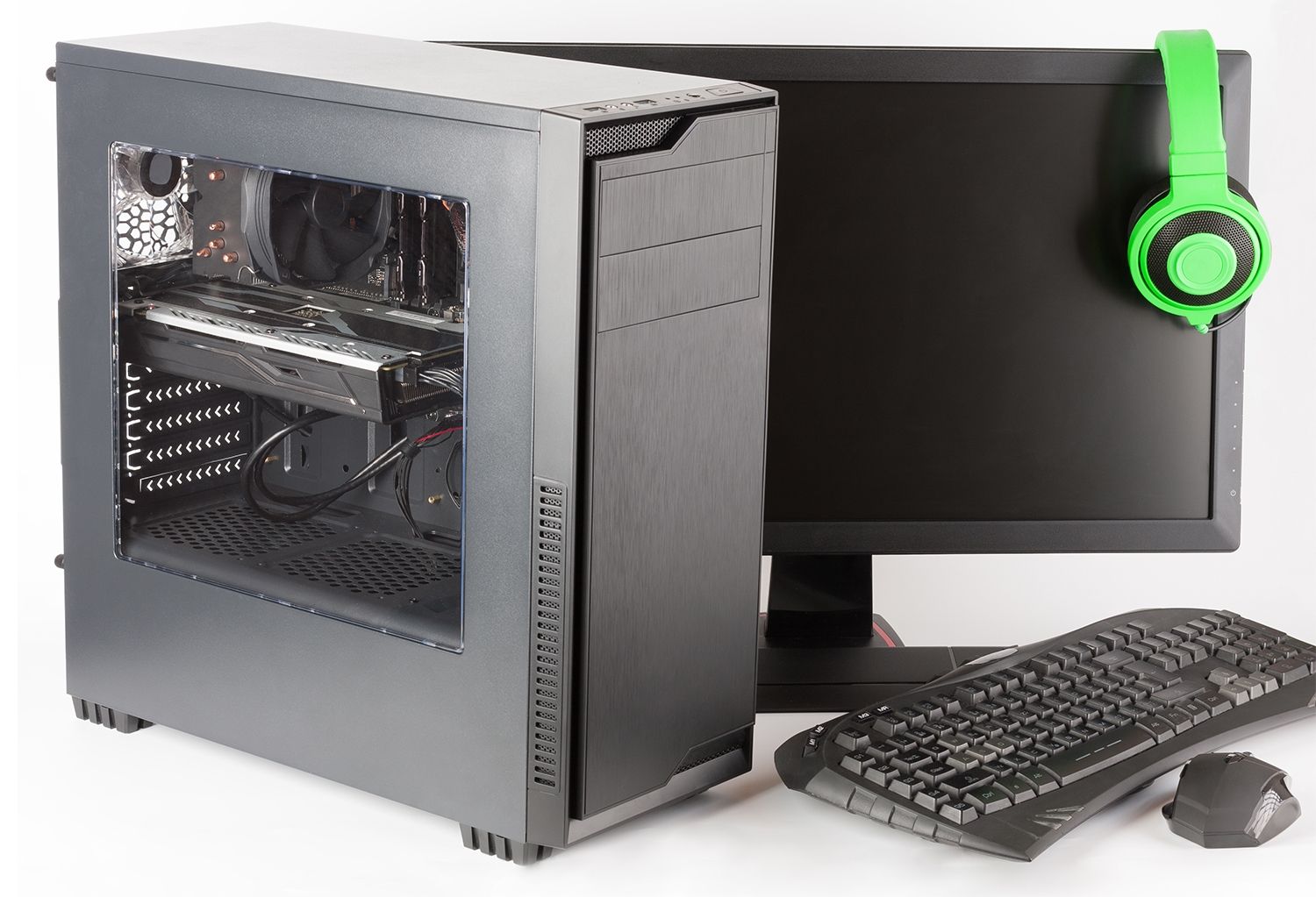 Computador gamer com monitor, teclado, mouse e fones de ouvido gamer