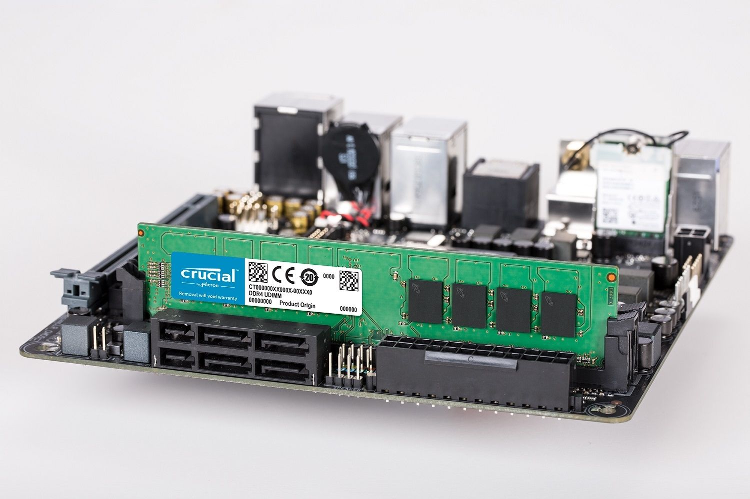 Ein Crucial DDR4 UDIMM RAM-Speichermodul auf dem Motherboard eines PCs eingesteckt